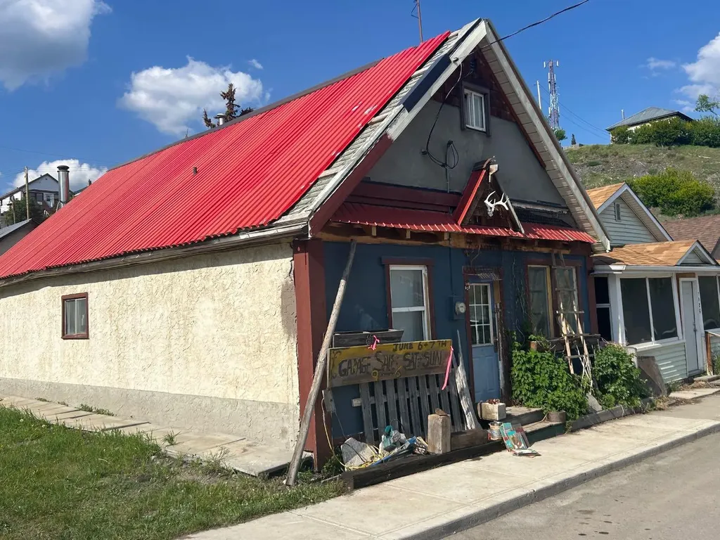 7917 17 Avenue Coleman AB T0K 0M0