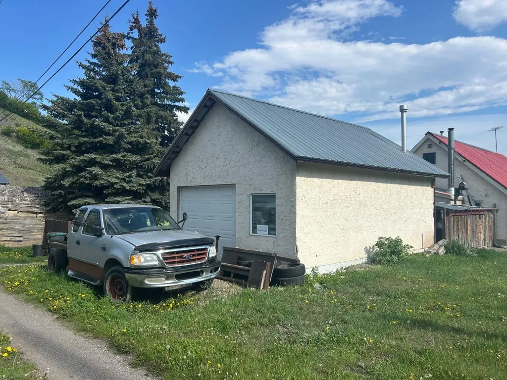 7917 17 Avenue Coleman AB T0K 0M0