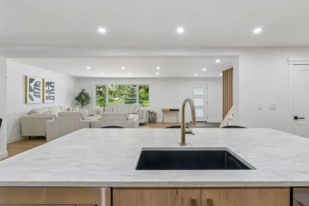 111 Canata Close SW Calgary AB T2W 1P8