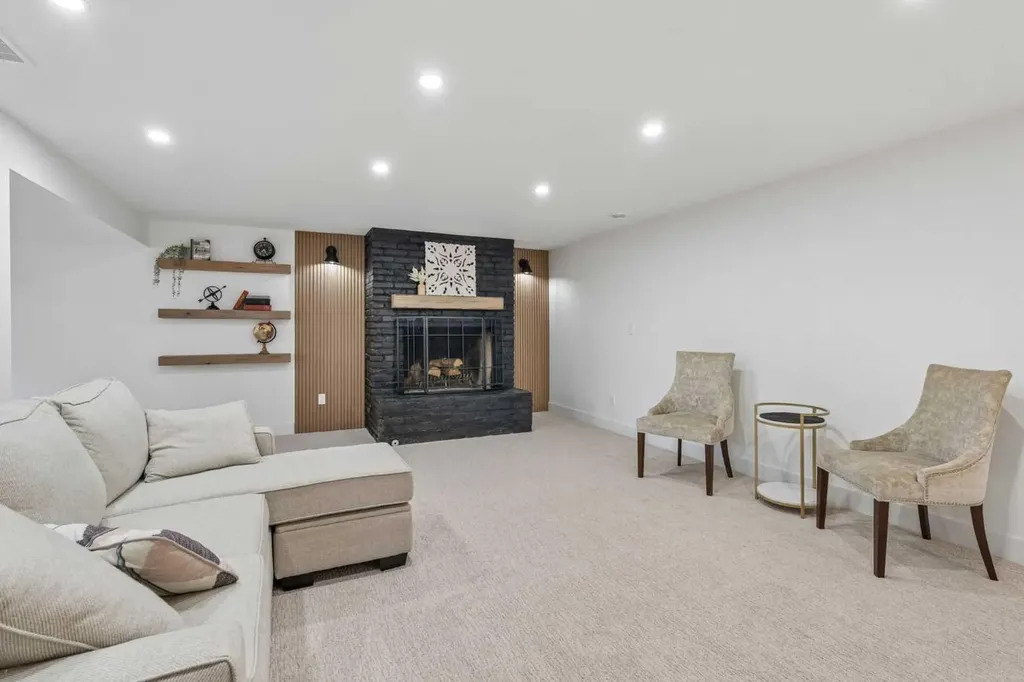 111 Canata Close SW Calgary AB T2W 1P8