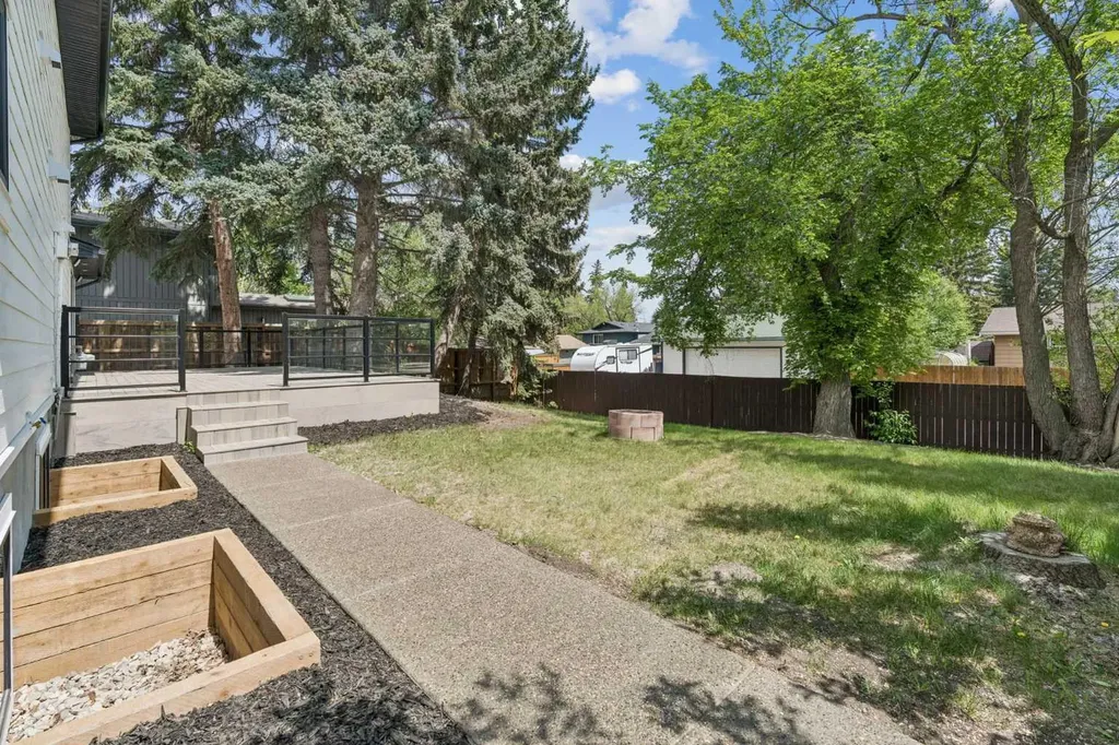 111 Canata Close SW Calgary AB T2W 1P8