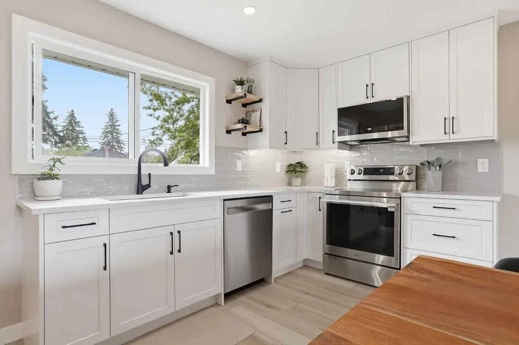 8343 48 Avenue NW Calgary AB T3B 2A9