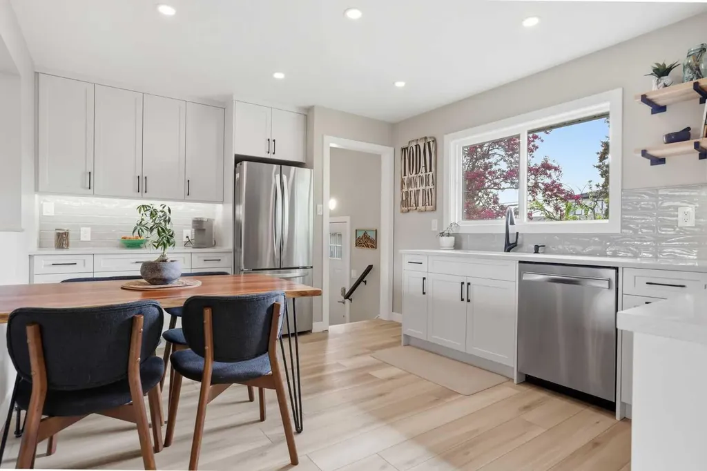 8343 48 Avenue NW Calgary AB T3B 2A9