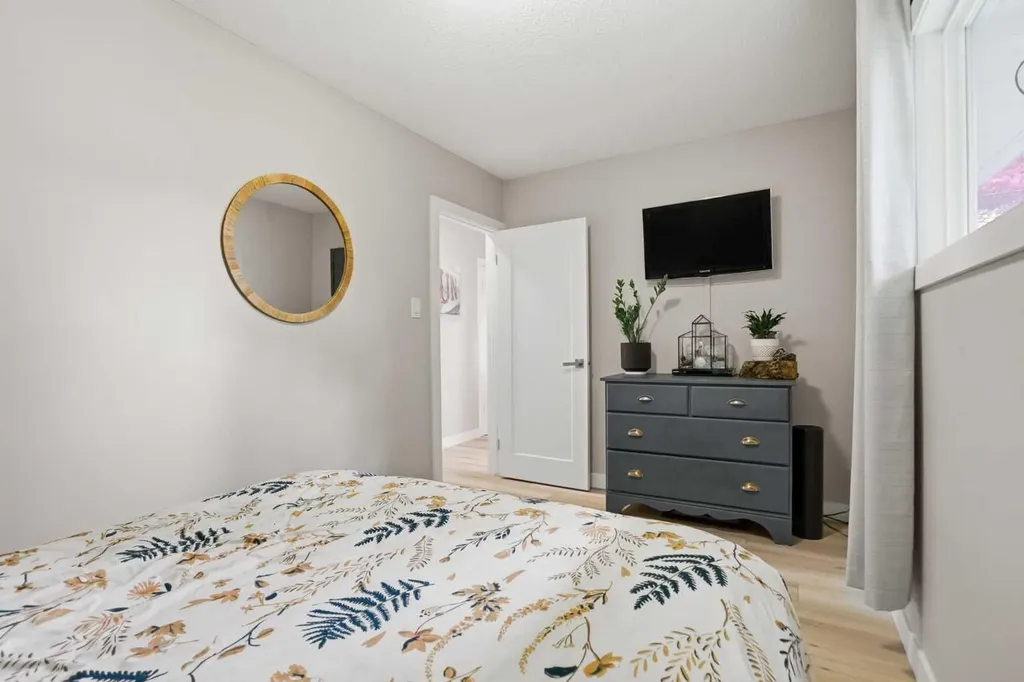 8343 48 Avenue NW Calgary AB T3B 2A9