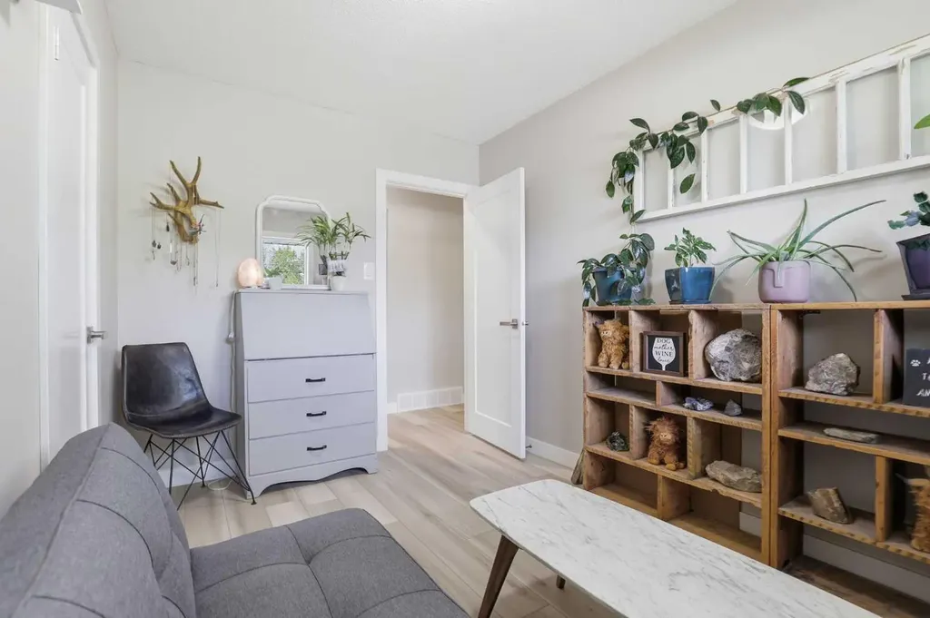 8343 48 Avenue NW Calgary AB T3B 2A9