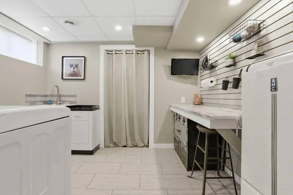 8343 48 Avenue NW Calgary AB T3B 2A9