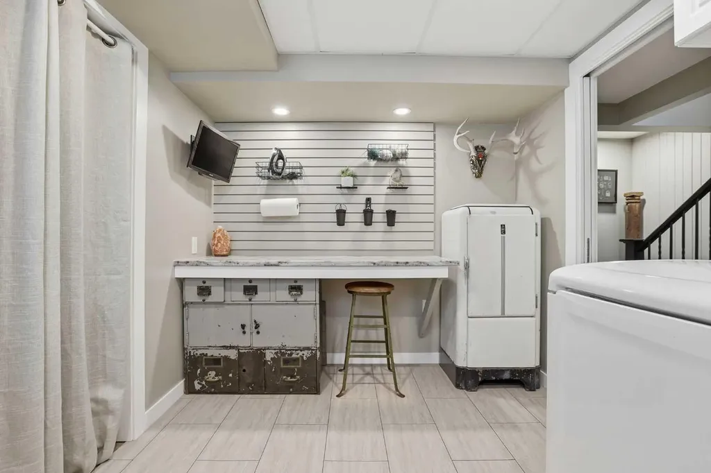 8343 48 Avenue NW Calgary AB T3B 2A9