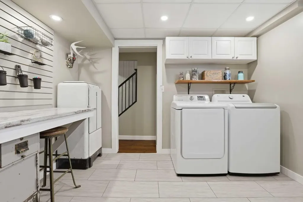 8343 48 Avenue NW Calgary AB T3B 2A9