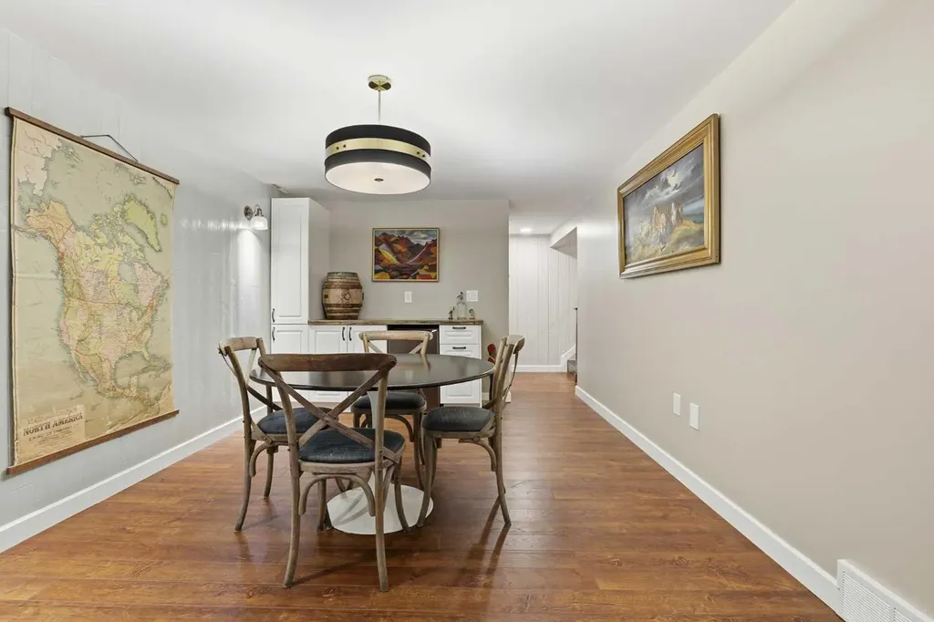 8343 48 Avenue NW Calgary AB T3B 2A9