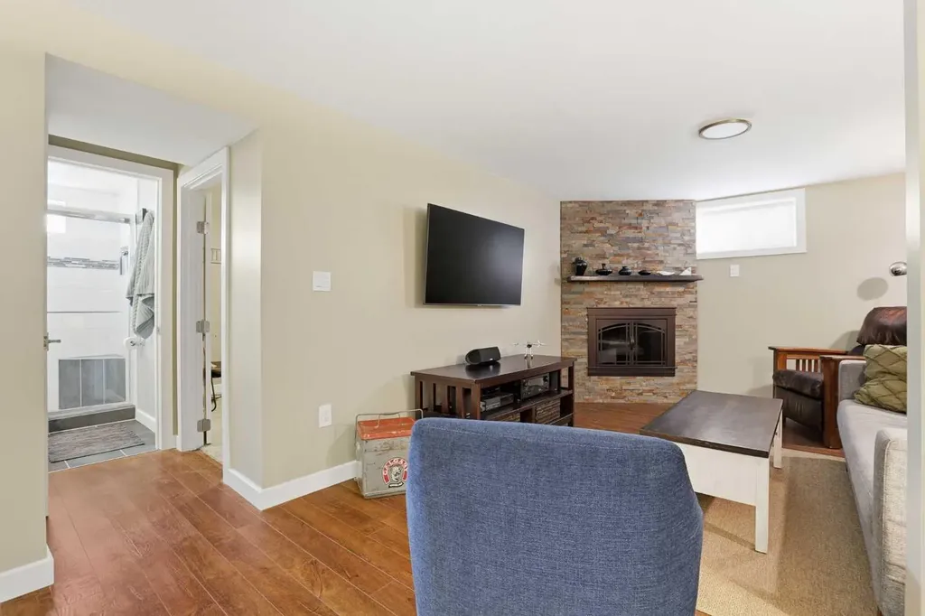 8343 48 Avenue NW Calgary AB T3B 2A9
