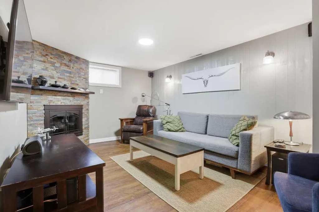 8343 48 Avenue NW Calgary AB T3B 2A9