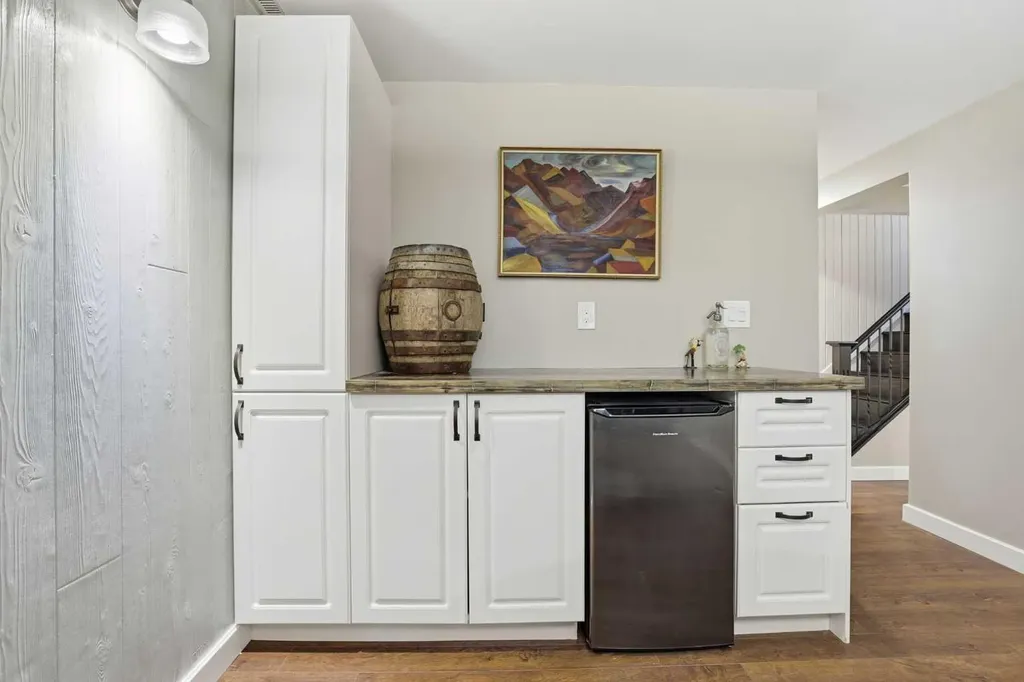 8343 48 Avenue NW Calgary AB T3B 2A9