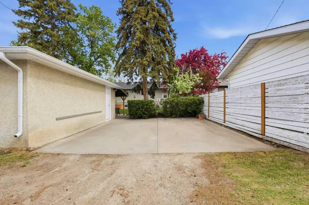 8343 48 Avenue NW Calgary AB T3B 2A9