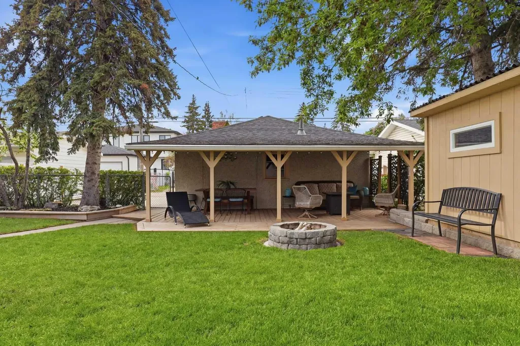 8343 48 Avenue NW Calgary AB T3B 2A9