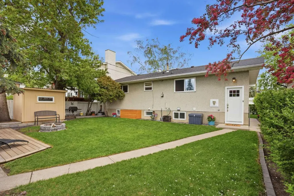 8343 48 Avenue NW Calgary AB T3B 2A9