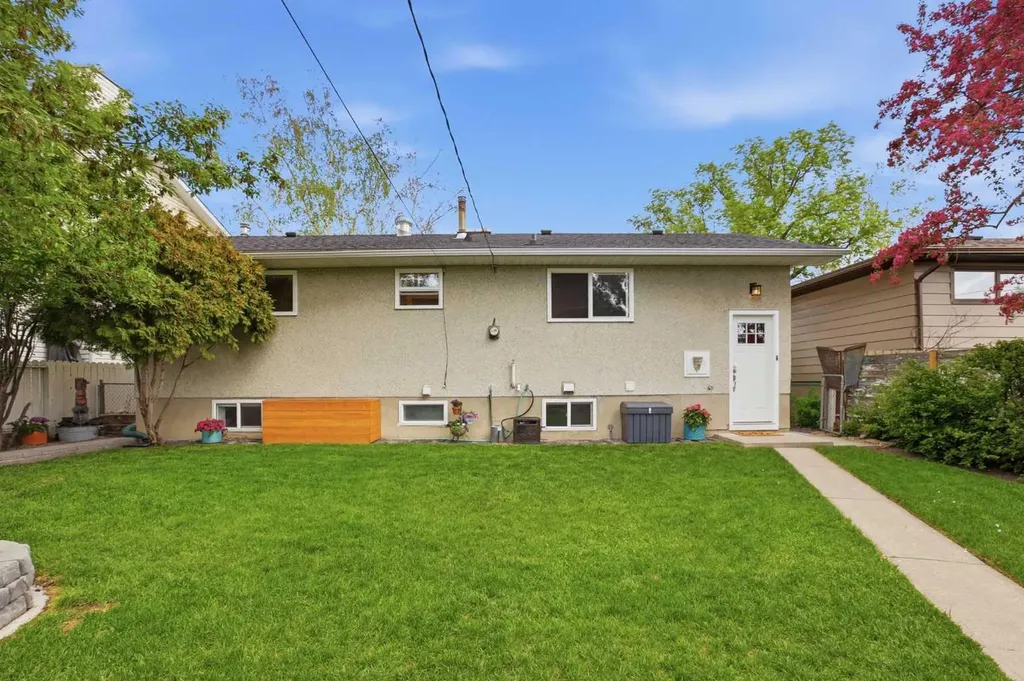 8343 48 Avenue NW Calgary AB T3B 2A9