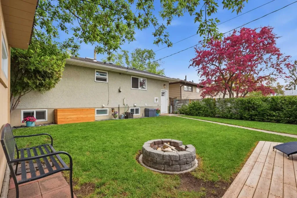 8343 48 Avenue NW Calgary AB T3B 2A9