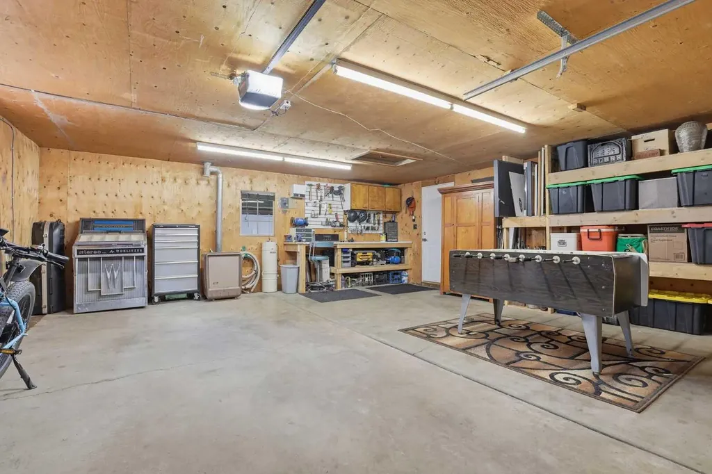 8343 48 Avenue NW Calgary AB T3B 2A9