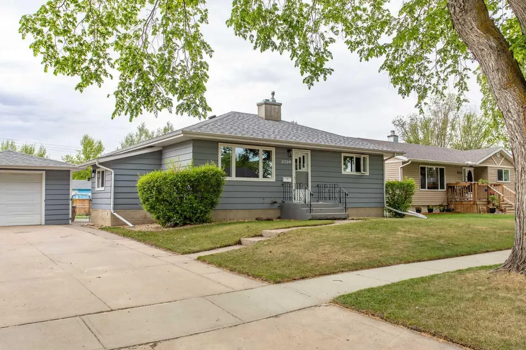 5709 49 Avenue Lacombe AB T4L 1M4