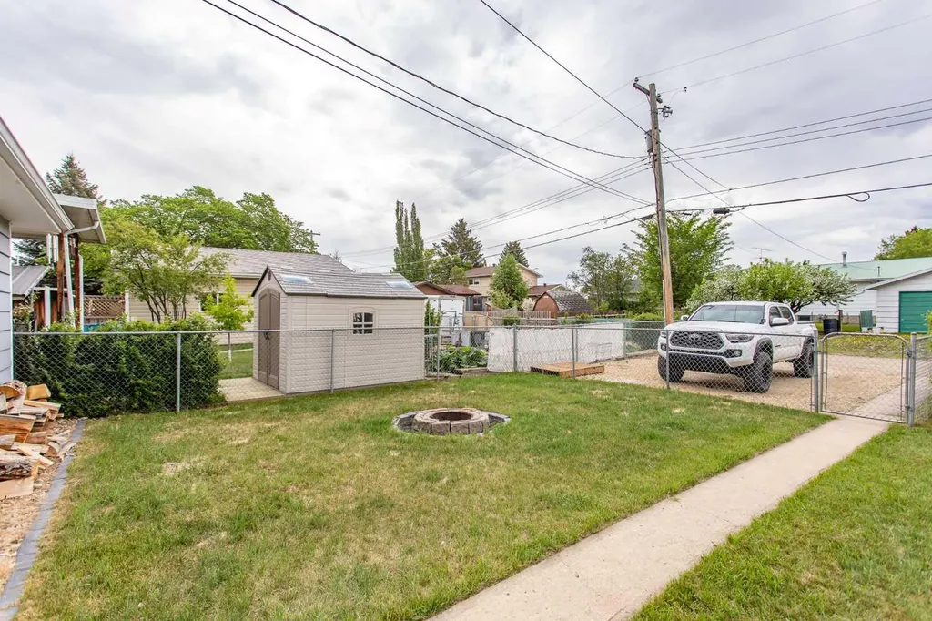 5709 49 Avenue Lacombe AB T4L 1M4