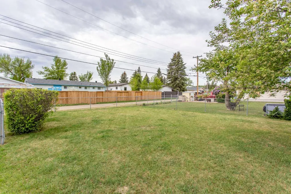 5709 49 Avenue Lacombe AB T4L 1M4