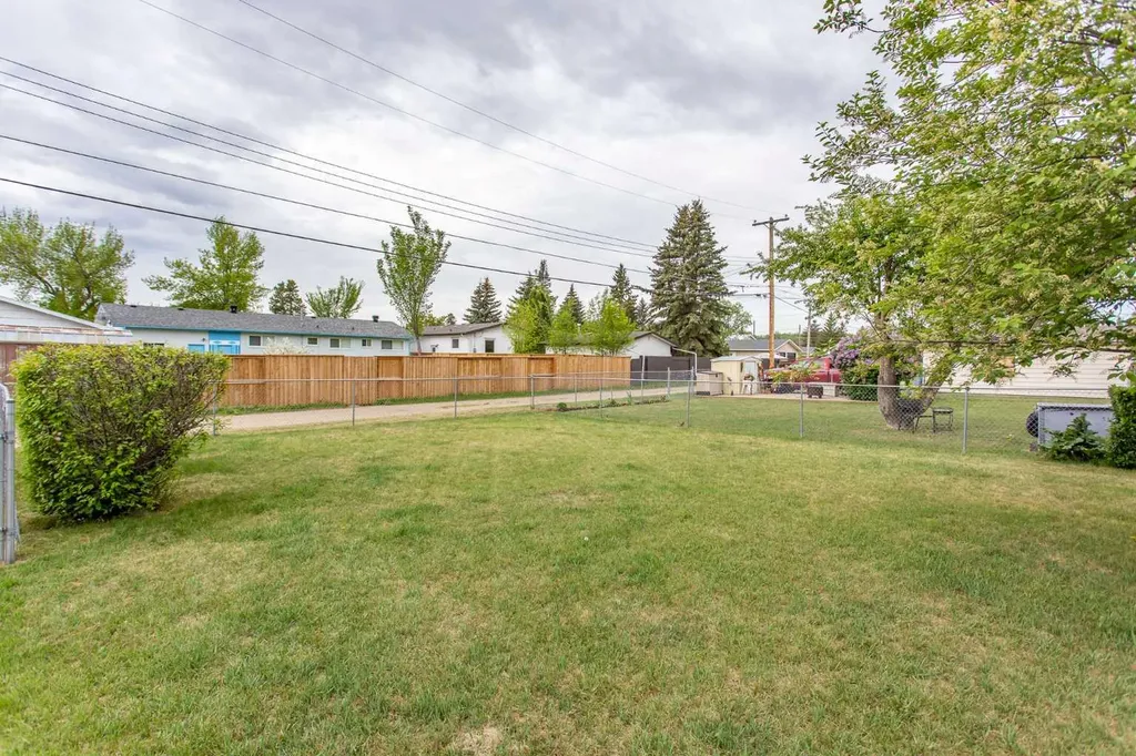 5709 49 Avenue Lacombe AB T4L 1M4