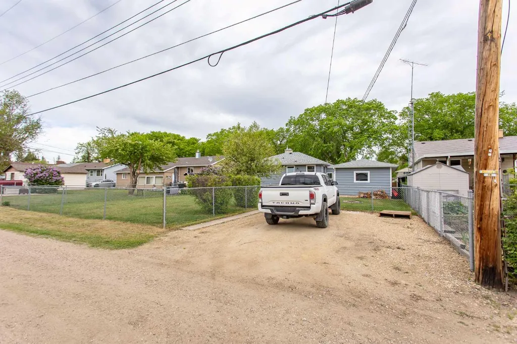 5709 49 Avenue Lacombe AB T4L 1M4