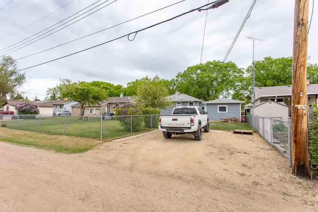 5709 49 Avenue Lacombe AB T4L 1M4