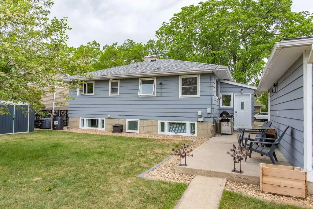 5709 49 Avenue Lacombe AB T4L 1M4