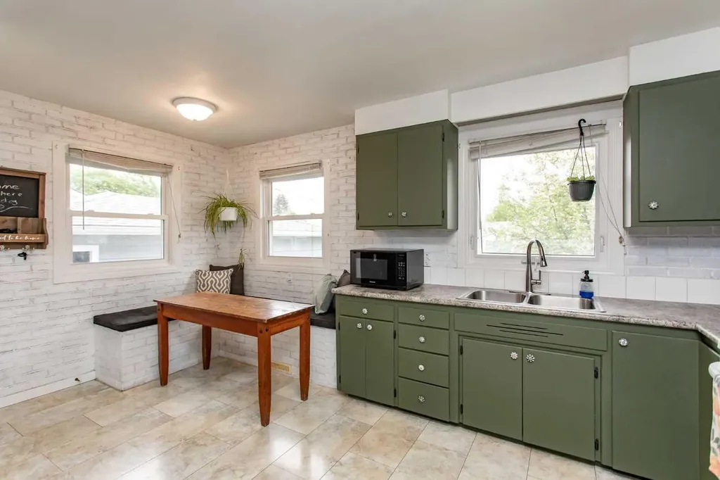 5709 49 Avenue Lacombe AB T4L 1M4