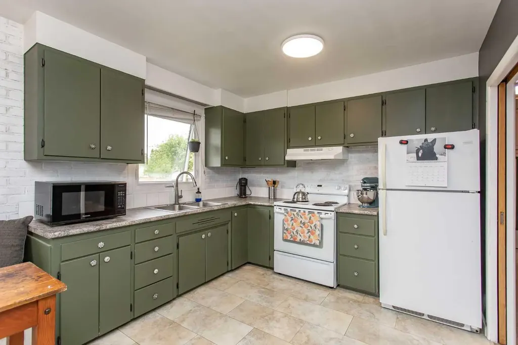 5709 49 Avenue Lacombe AB T4L 1M4