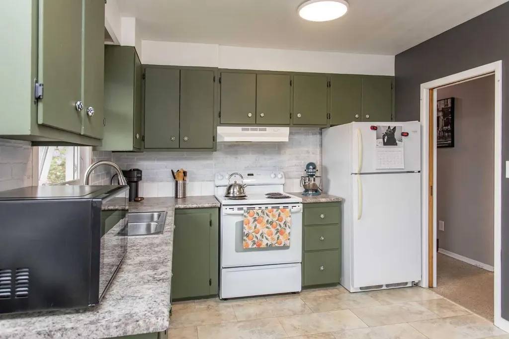 5709 49 Avenue Lacombe AB T4L 1M4