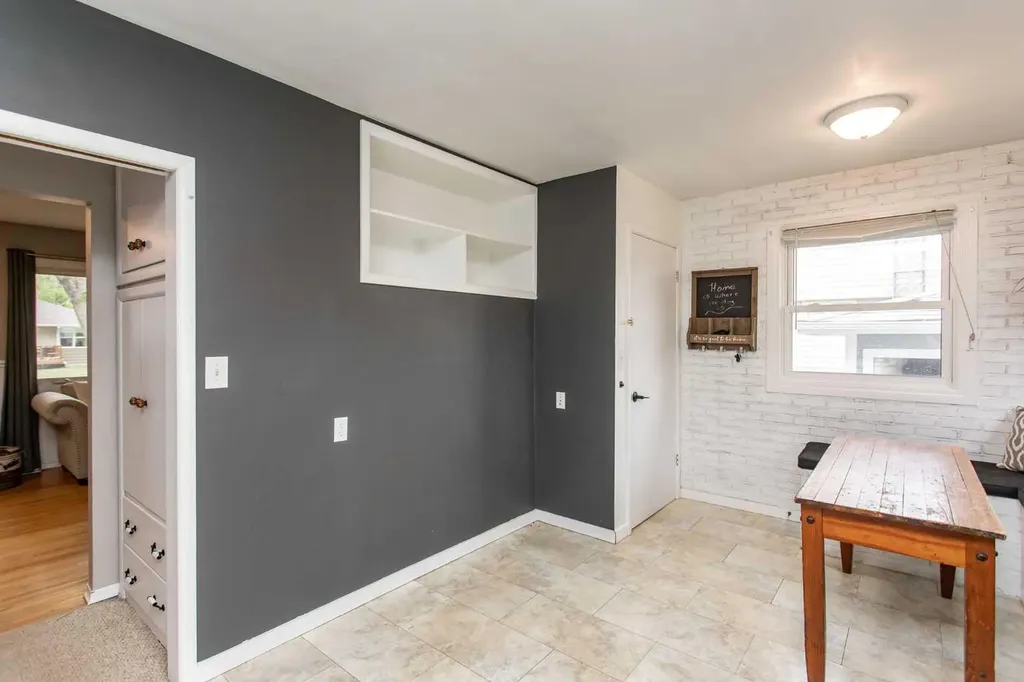 5709 49 Avenue Lacombe AB T4L 1M4