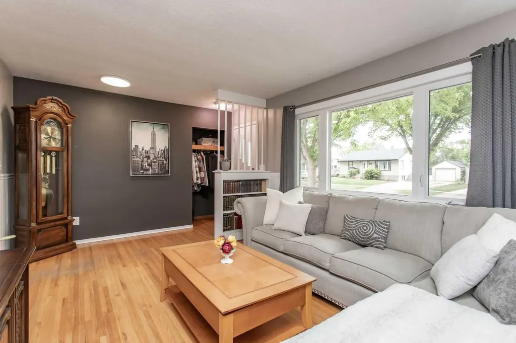 5709 49 Avenue Lacombe AB T4L 1M4