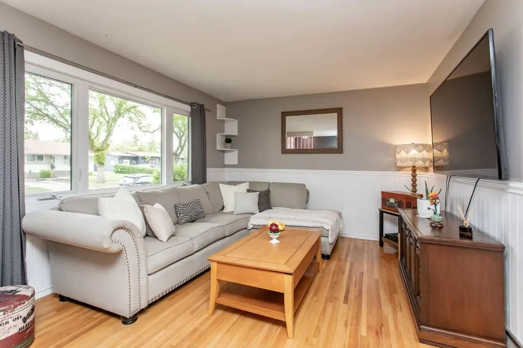 5709 49 Avenue Lacombe AB T4L 1M4