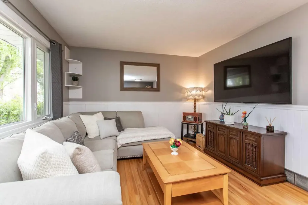 5709 49 Avenue Lacombe AB T4L 1M4