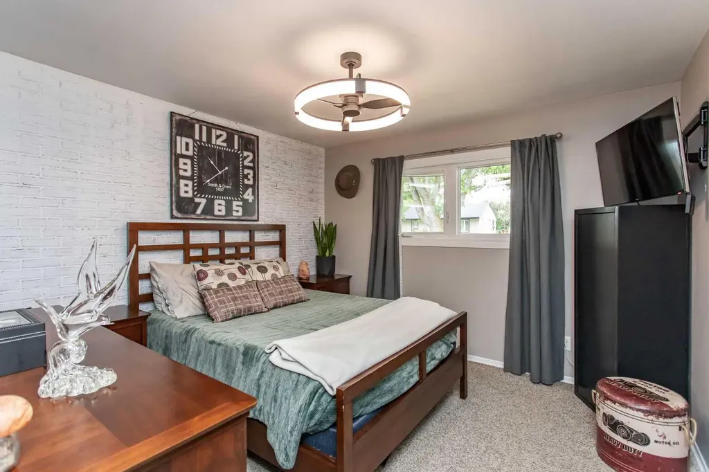 5709 49 Avenue Lacombe AB T4L 1M4