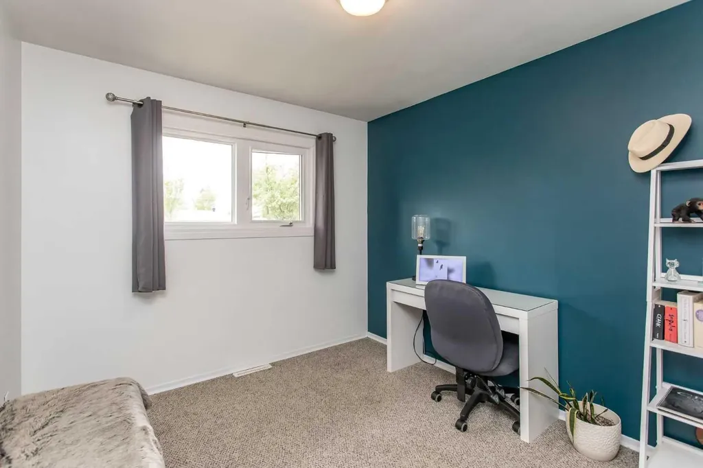 5709 49 Avenue Lacombe AB T4L 1M4