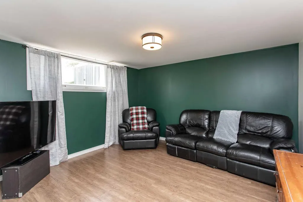 5709 49 Avenue Lacombe AB T4L 1M4
