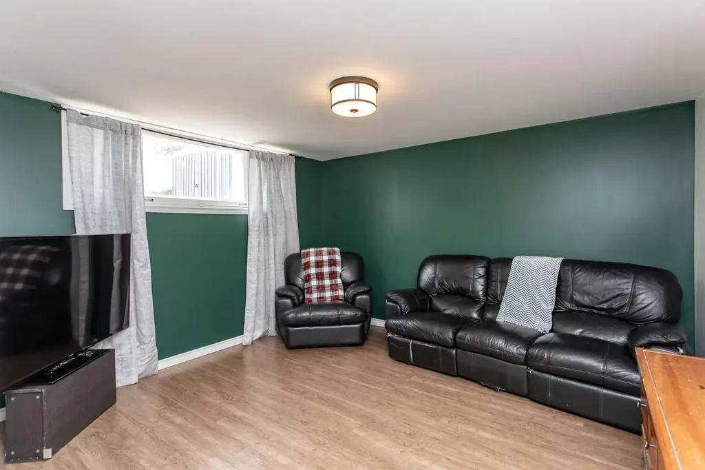 5709 49 Avenue Lacombe AB T4L 1M4
