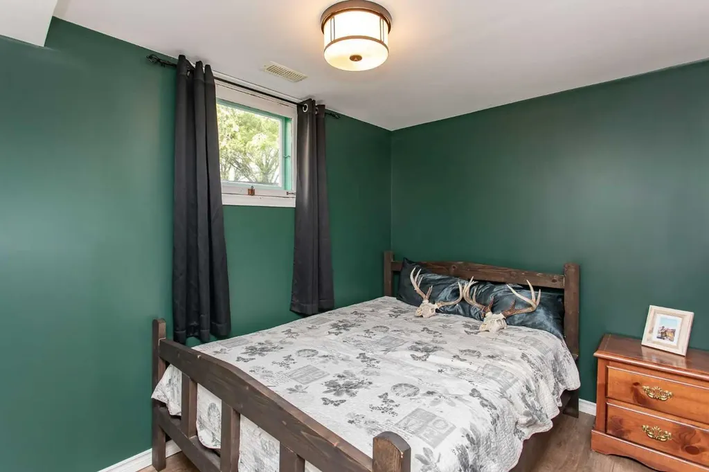 5709 49 Avenue Lacombe AB T4L 1M4