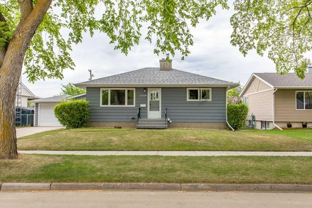 5709 49 Avenue Lacombe AB T4L 1M4