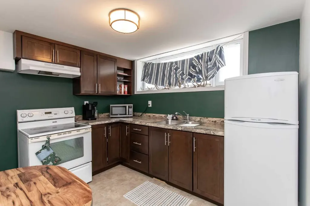 5709 49 Avenue Lacombe AB T4L 1M4