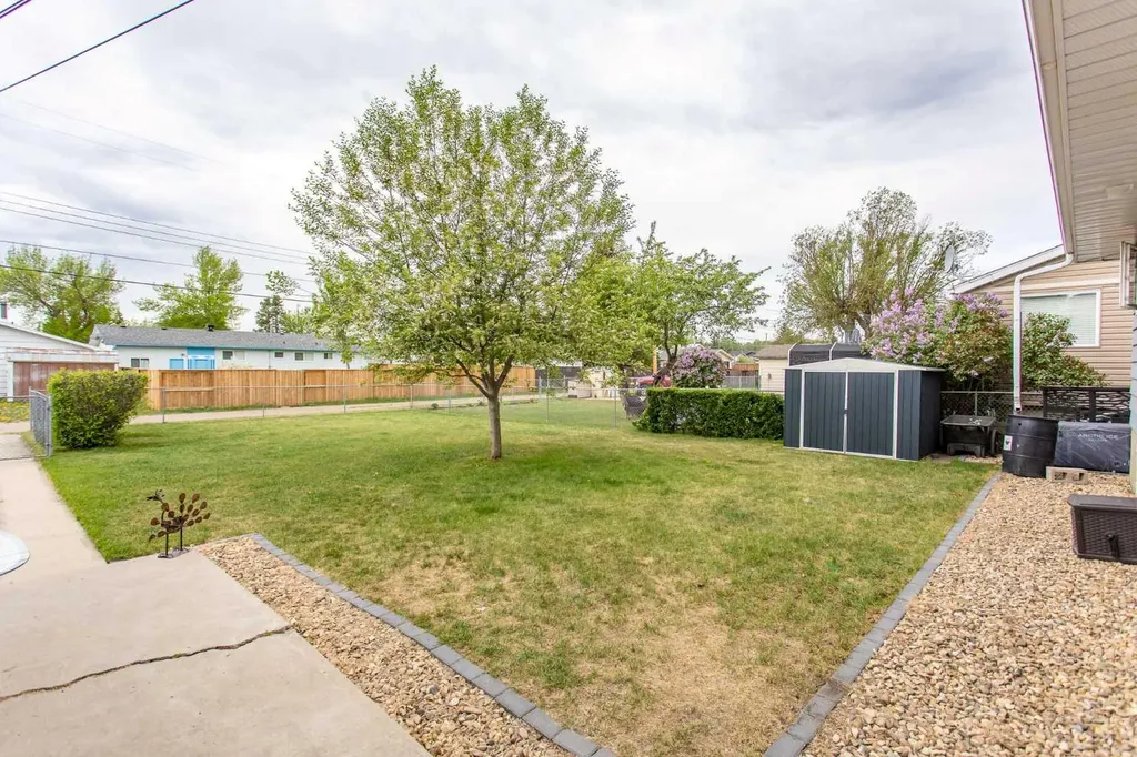5709 49 Avenue Lacombe AB T4L 1M4