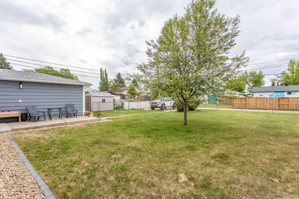 5709 49 Avenue Lacombe AB T4L 1M4