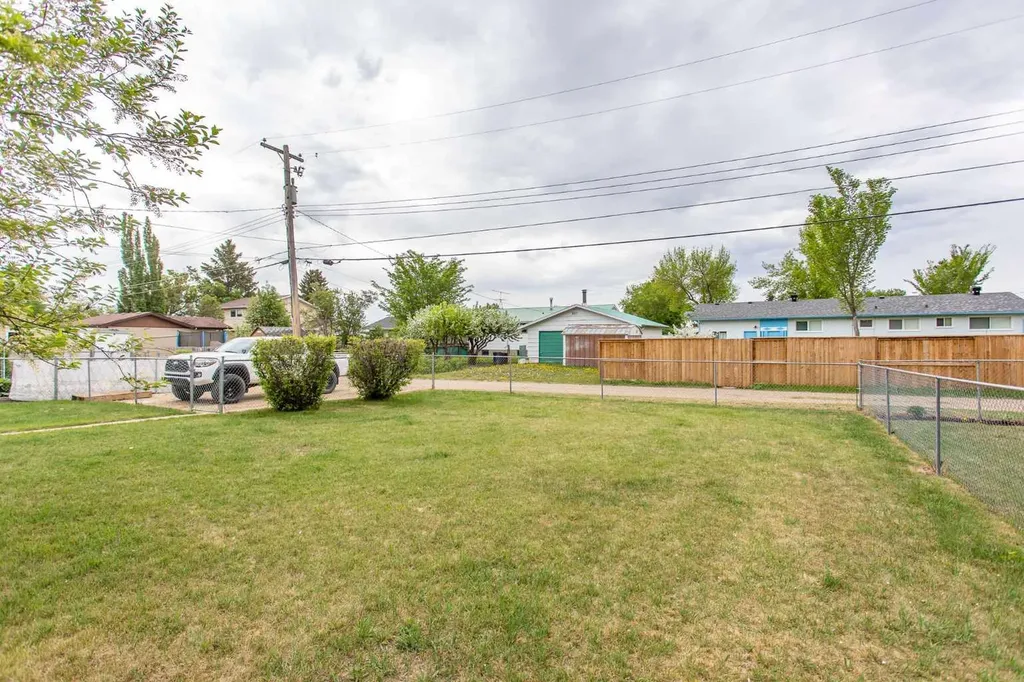 5709 49 Avenue Lacombe AB T4L 1M4