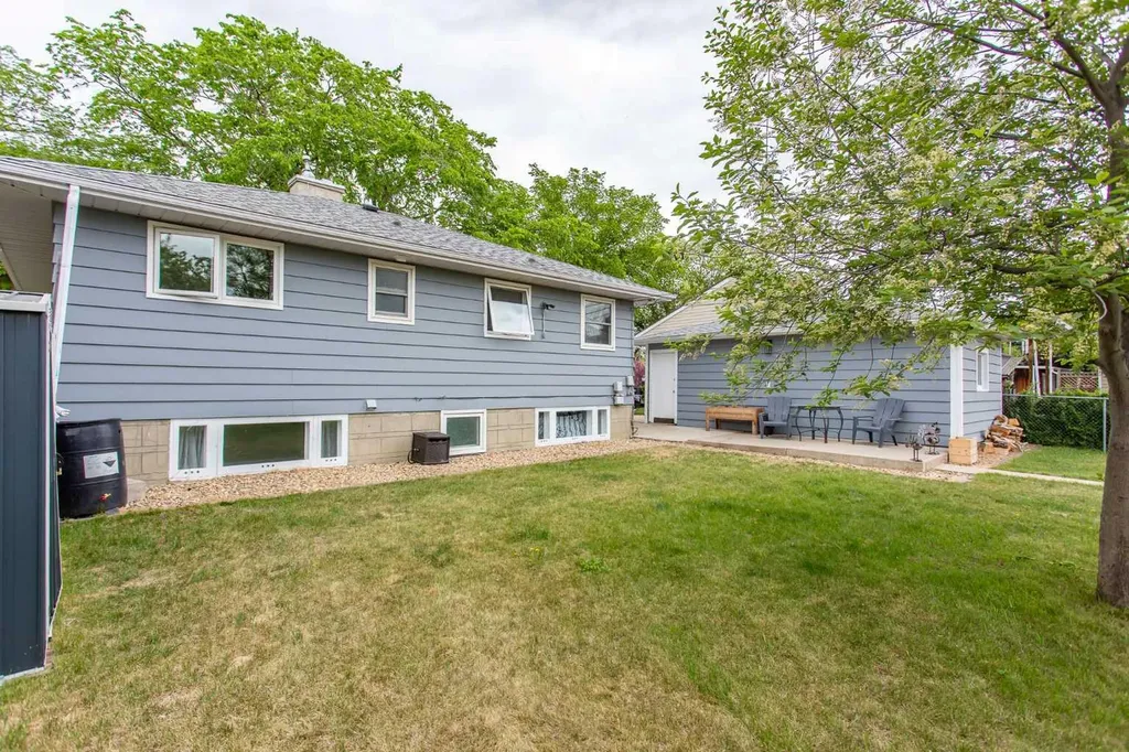 5709 49 Avenue Lacombe AB T4L 1M4