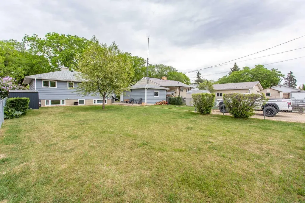 5709 49 Avenue Lacombe AB T4L 1M4
