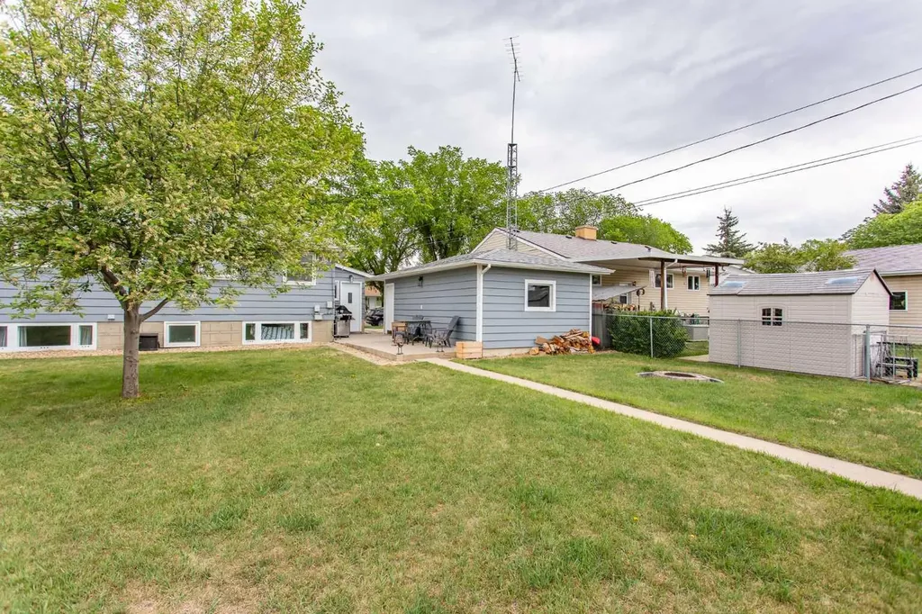 5709 49 Avenue Lacombe AB T4L 1M4