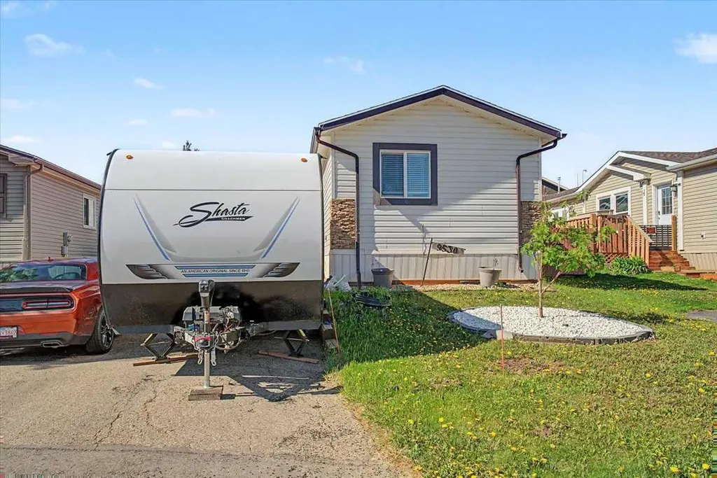 9530 112 Avenue Clairmont AB T8X5C3